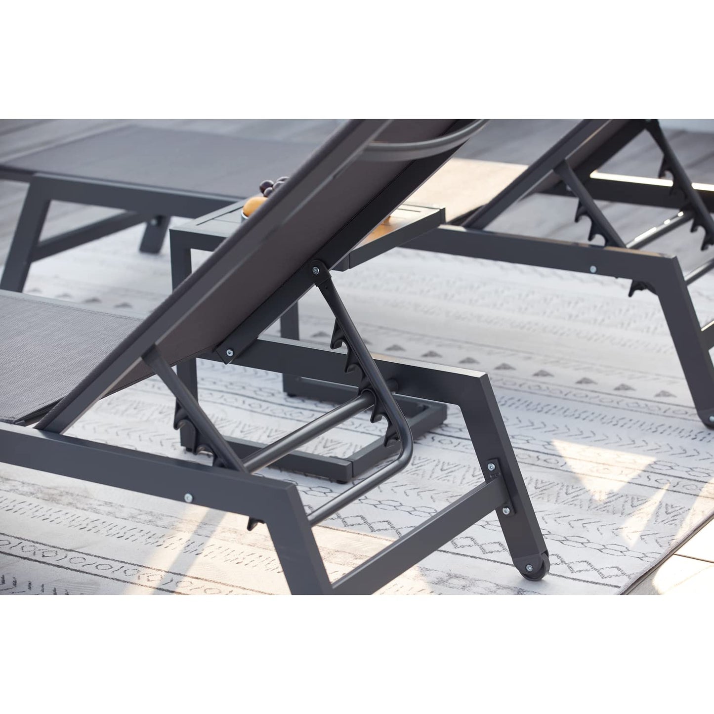 Set de 2 Tumbonas Reclinables con Mesa Auxiliar, Respaldo Ajustable, Estructura de Aluminio y Textilene, con Ruedas – Color Gris y Negro, Ideal para Jardín, Terraza, Playa o Piscina