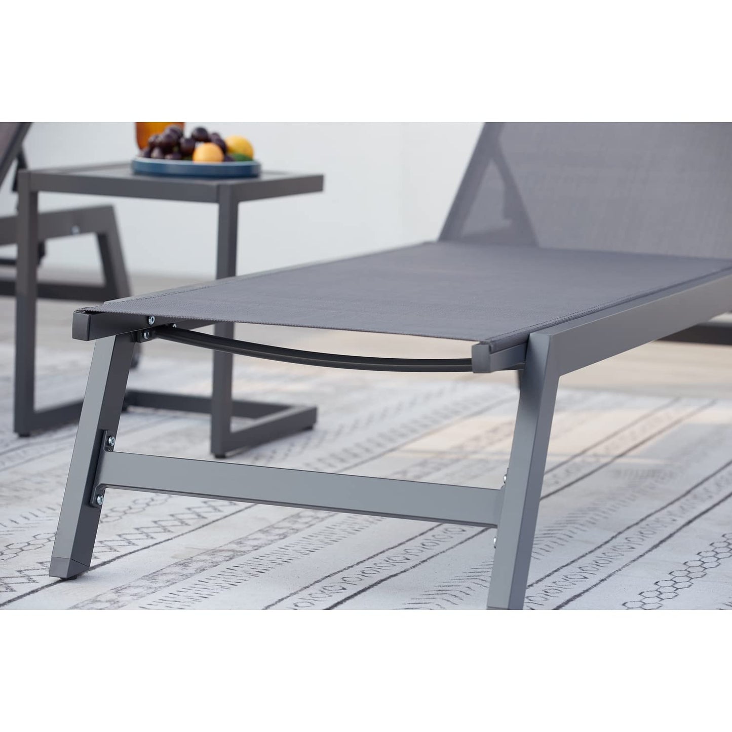 Set de 2 Tumbonas Reclinables con Mesa Auxiliar, Respaldo Ajustable, Estructura de Aluminio y Textilene, con Ruedas – Color Gris y Negro, Ideal para Jardín, Terraza, Playa o Piscina