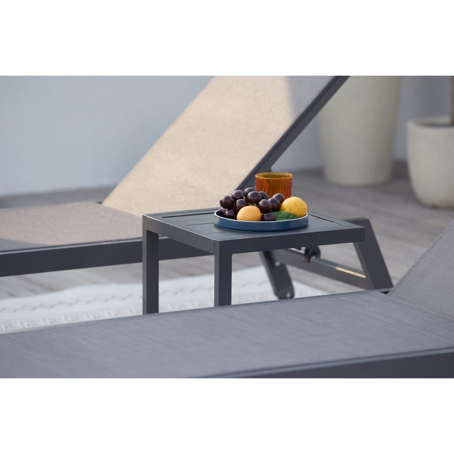 Set de 2 Tumbonas Reclinables con Mesa Auxiliar, Respaldo Ajustable, Estructura de Aluminio y Textilene, con Ruedas – Color Gris y Negro, Ideal para Jardín, Terraza, Playa o Piscina